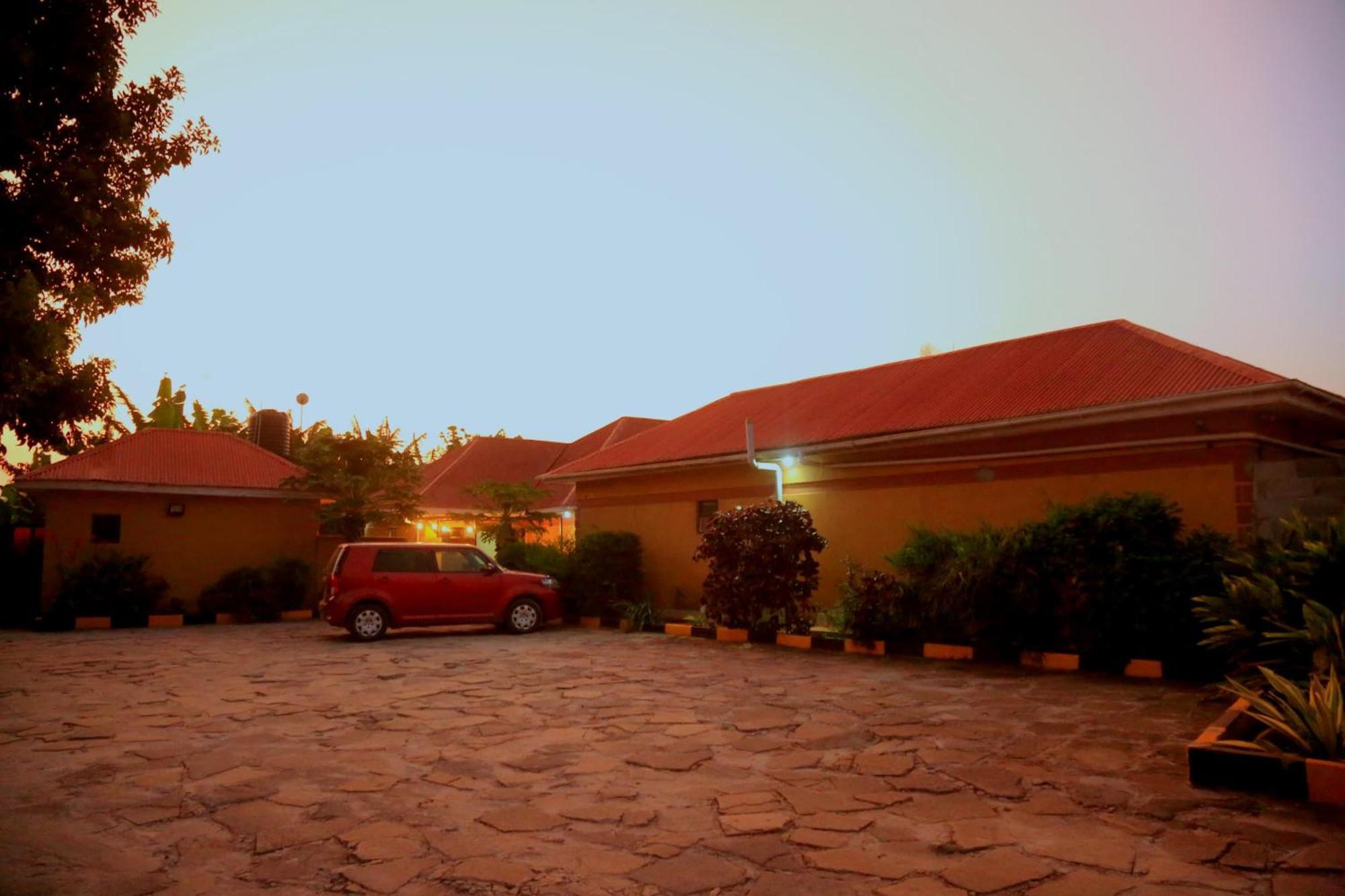 Palm Star Motel Fort Portal Exterior foto